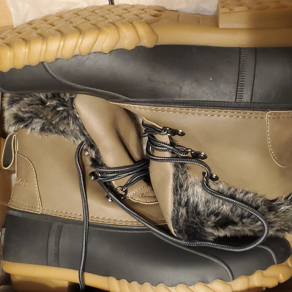 Ladies Izod weather boots with faux fur